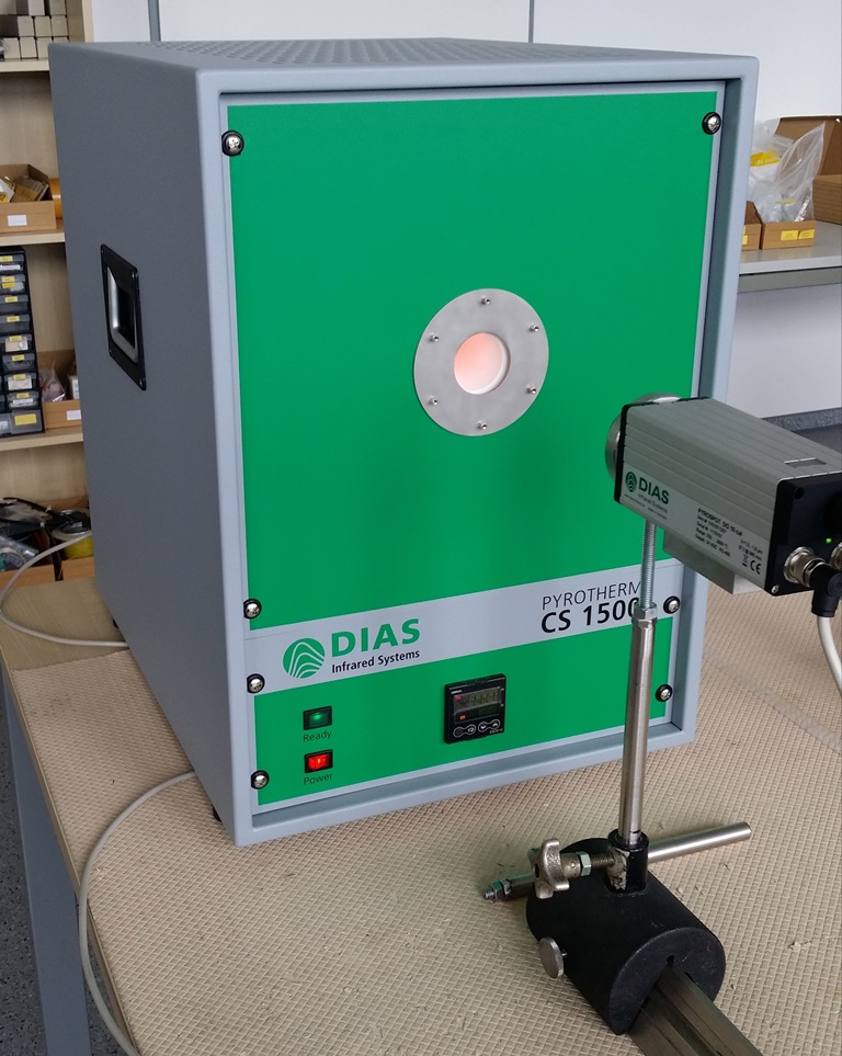 正在用于標定高溫紅外測溫儀的CS1500黑體爐